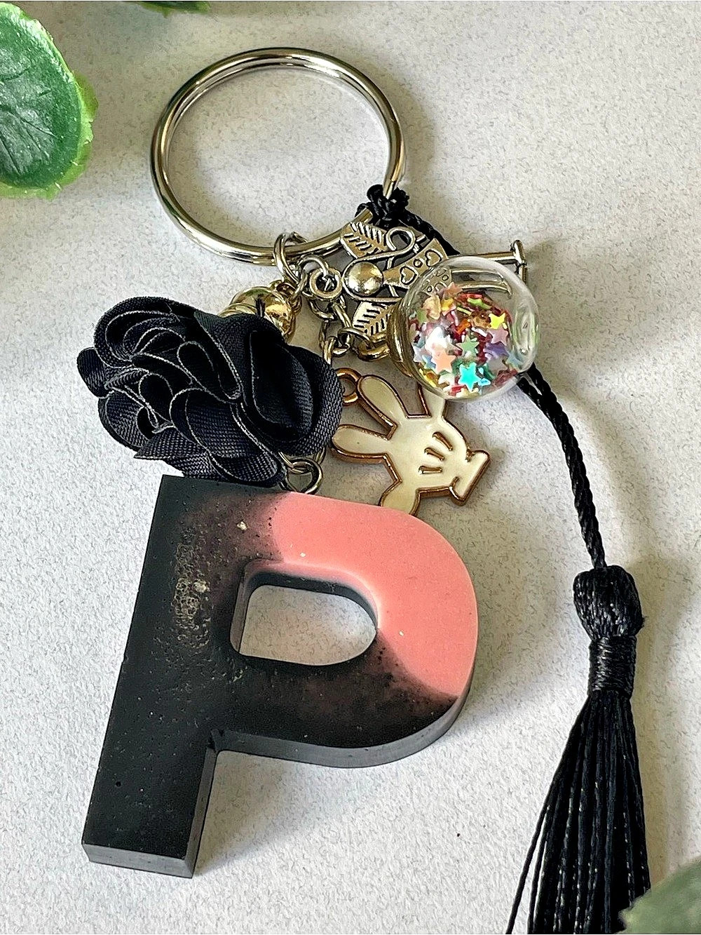 Llavero | Letter P Charm Keychain Black & Pink